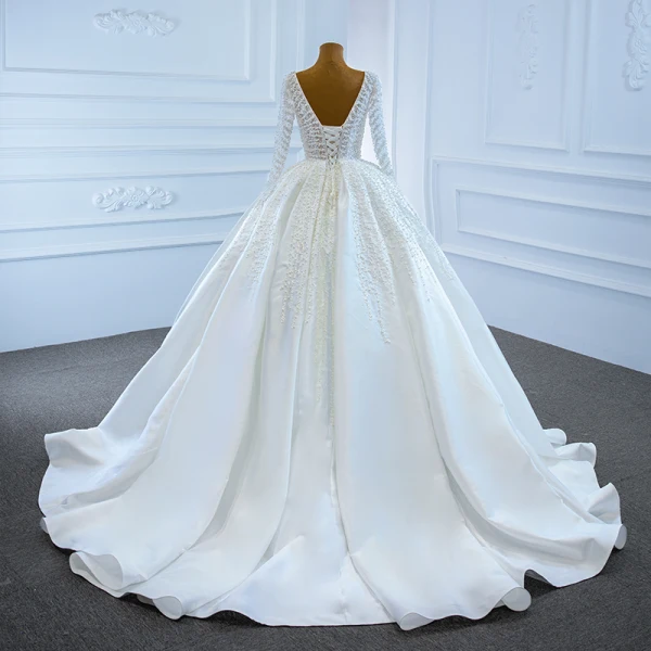 Luxe Blanche Satin La Mariée Robe De Mariée 2020 Robe Boule Transparentes Encolure Carrée Manches Longues Dos Nu Fait main Perlage Perle Train De Balayage Volants