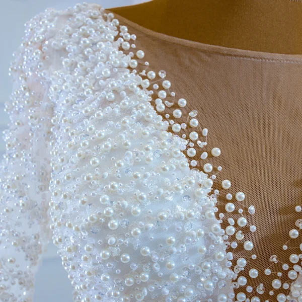 Luxe Blanche Satin La Mariée Robe De Mariée 2020 Robe Boule Transparentes Encolure Carrée Manches Longues Dos Nu Fait main Perlage Perle Train De Balayage Volants
