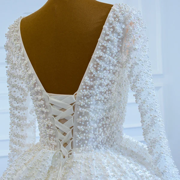 Luxe Blanche Satin La Mariée Robe De Mariée 2020 Robe Boule Transparentes Encolure Carrée Manches Longues Dos Nu Fait main Perlage Perle Train De Balayage Volants
