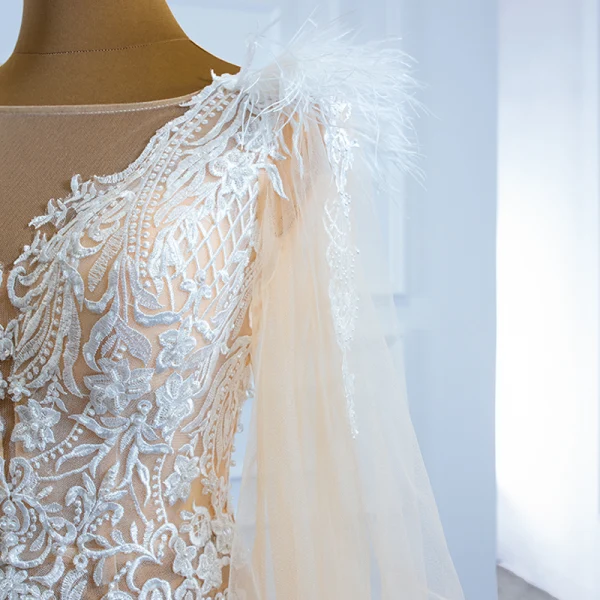 Luxe Champagne La Mariée Robe De Mariée 2020 Trompette / Sirène Transparentes Encolure Carrée Gonflée Manches Longues Dos Nu Appliques En Dentelle Plumes Train De Balayage Volants