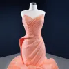 Luksusowe Pomarańczowy Czerwony dywan Sukienki Wieczorowe 2020 Syrena / Rozkloszowane Kochanie Bez Rękawów Trenem Sweep Wzburzyć Bez Pleców Sukienki Wizytowe