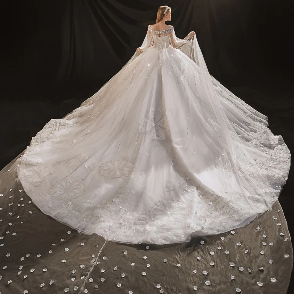 Luxus / Herrlich Ivory / Creme Durchsichtige Hochzeits Brautkleider / Hochzeitskleider 2020 Ballkleid Rundhalsausschnitt Lange Ärmel Rückenfreies Handgefertigt Perlenstickerei Pailletten Abnehmbar Königliche Schleppe Rüschen