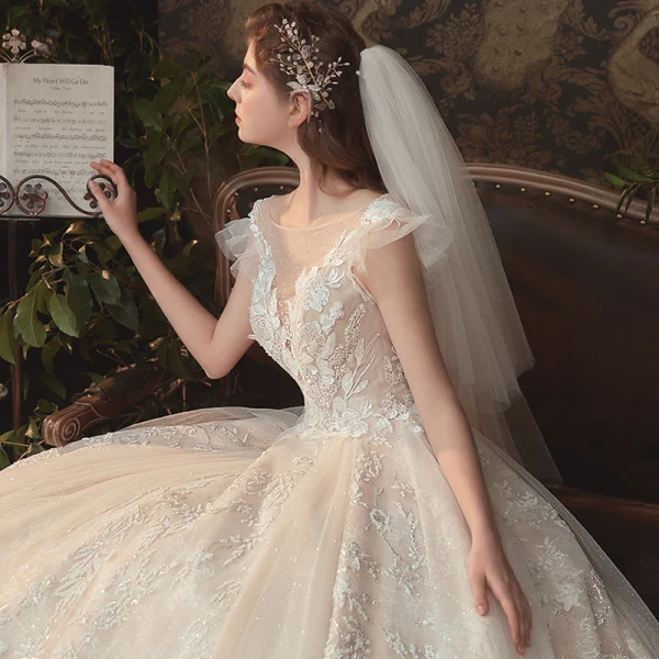 Romantique Champagne La Mariée Robe De Mariée 2020 Robe Boule Transparentes Encolure Carrée Manches Courtes Dos Nu Fleur Appliques En Dentelle Perlage Glitter Tulle Cathedral Train
