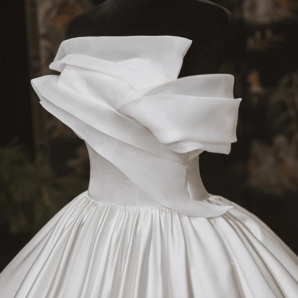 Simple Luxe Ivoire Satin La Mariée Robe De Mariée 2020 Robe Boule Bustier Sans Manches Dos Nu Cathedral Train Volants