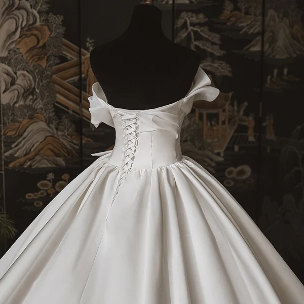 Simple Luxe Ivoire Satin La Mariée Robe De Mariée 2020 Robe Boule Bustier Sans Manches Dos Nu Cathedral Train Volants