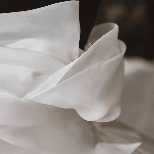 Simple Luxe Ivoire Satin La Mariée Robe De Mariée 2020 Robe Boule Bustier Sans Manches Dos Nu Cathedral Train Volants
