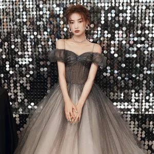 Elegant Svart Gradient Farge Grå Dancing Ballkjoler 2020 Prinsesse Av Skulderen Spaghettistropper Korte Ermer Beading Glitter Tyll Lange Buste Ryggløse Formelle Kjoler
