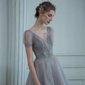 High End Grå Dancing Ballkjoler 2020 Prinsesse Gjennomsiktig Dyp V Hals Korte Ermer Beading Glitter Tyll Lange Buste Ryggløse Formelle Kjoler