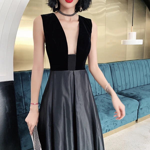 Sexy Black Satin Dancing Prom Dresses 2020 A-Line / Princess Deep V-Neck Sleeveless Floor-Length / Long Ruffle Backless Formal Dresses