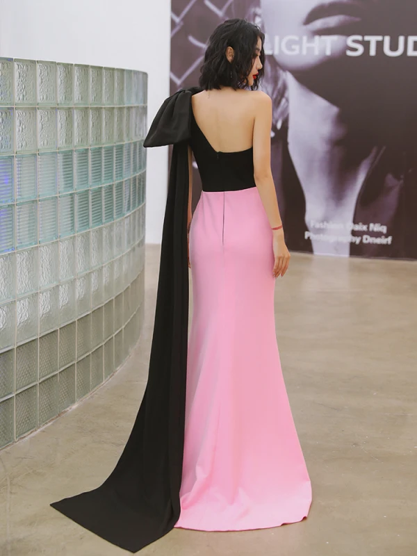 Deux tons Noire Rose Bonbon Robe De Soirée 2020 Trompette / Sirène Une épaule Noeud Sans Manches Train De Balayage Dos Nu Robe De Ceremonie