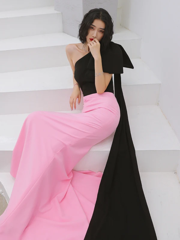 Deux tons Noire Rose Bonbon Robe De Soirée 2020 Trompette / Sirène Une épaule Noeud Sans Manches Train De Balayage Dos Nu Robe De Ceremonie