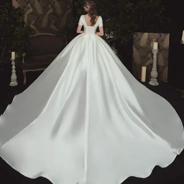 Simple Satin La Mariée Robe De Mariée 2020 Robe Boule Encolure Carrée Manches Courtes Dos Nu Perlage Chapel Train Volants Ivoire