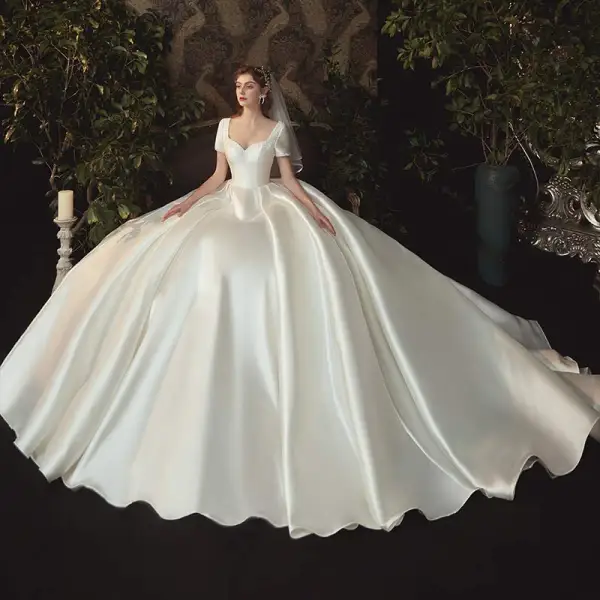 Simple Satin La Mariée Robe De Mariée 2020 Robe Boule Encolure Carrée Manches Courtes Dos Nu Perlage Chapel Train Volants Ivoire