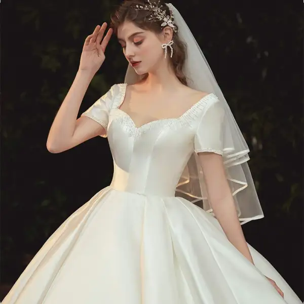 Simple Satin La Mariée Robe De Mariée 2020 Robe Boule Encolure Carrée Manches Courtes Dos Nu Perlage Chapel Train Volants Ivoire