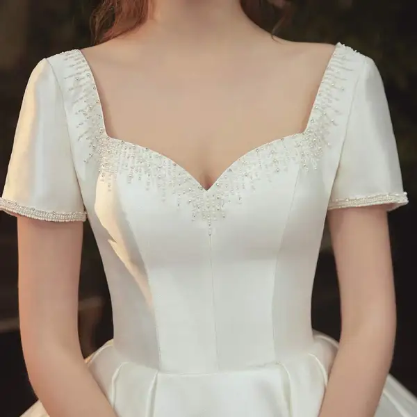 Simple Satin La Mariée Robe De Mariée 2020 Robe Boule Encolure Carrée Manches Courtes Dos Nu Perlage Chapel Train Volants Ivoire