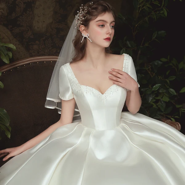 Simple Satin La Mariée Robe De Mariée 2020 Robe Boule Encolure Carrée Manches Courtes Dos Nu Perlage Chapel Train Volants Ivoire