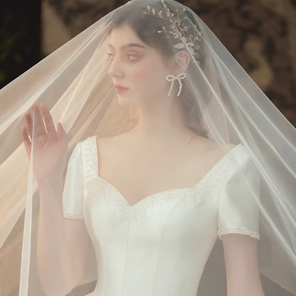 Simple Satin La Mariée Robe De Mariée 2020 Robe Boule Encolure Carrée Manches Courtes Dos Nu Perlage Chapel Train Volants Ivoire