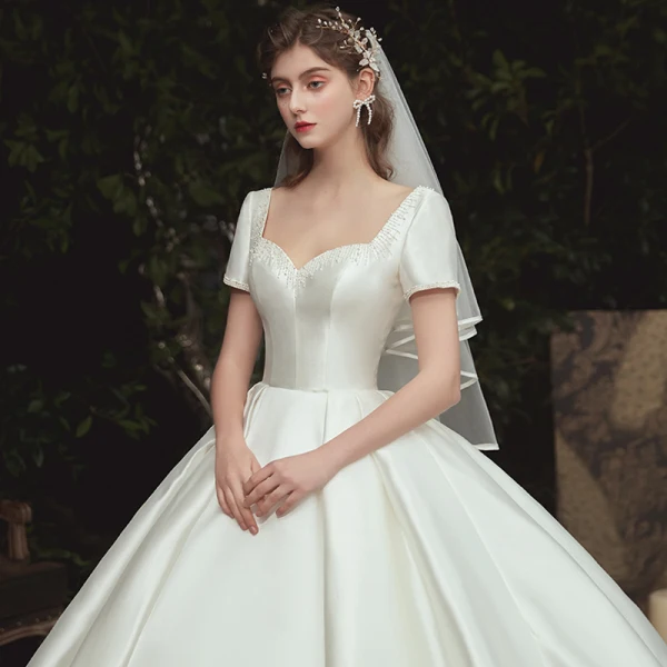 Simple Satin La Mariée Robe De Mariée 2020 Robe Boule Encolure Carrée Manches Courtes Dos Nu Perlage Chapel Train Volants Ivoire