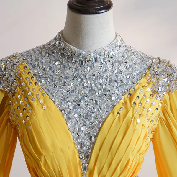 High End Gold Chiffon Ballkleider 2020 Ballkleid Stehkragen Lange Ärmel Perlenstickerei Pailletten Strass Lange Rüschen Rückenfreies Festliche Kleider