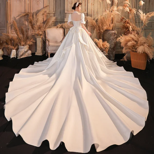 Vintage / Originale Ivoire Satin Transparentes La Mariée Robe De Mariée 2020 Robe Boule Col Haut Gonflée Manches Courtes Dos Nu Noeud Perlage Perle Cathedral Train Volants