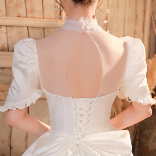 Vintage / Originale Ivoire Satin Transparentes La Mariée Robe De Mariée 2020 Robe Boule Col Haut Gonflée Manches Courtes Dos Nu Noeud Perlage Perle Cathedral Train Volants