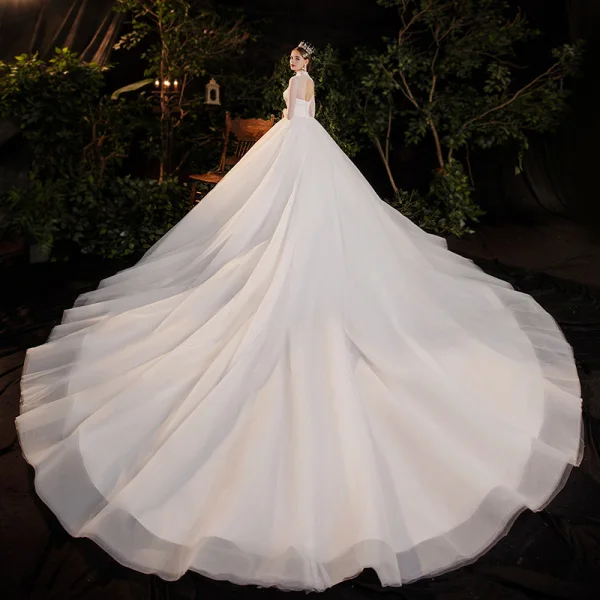 Vintage Weiß Durchsichtige Hochzeits Brautkleider / Hochzeitskleider 2020 Ballkleid Stehkragen Lange Ärmel Rückenfreies Perlenstickerei Perle Kathedrale Schleppe Rüschen