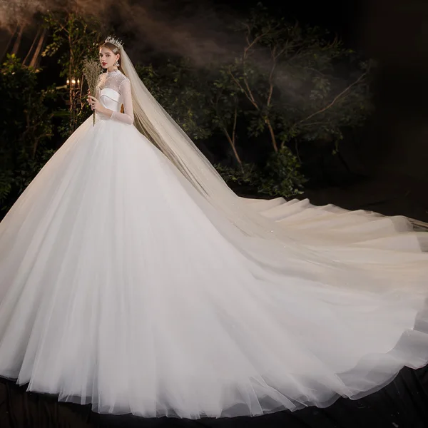 Vintage Weiß Durchsichtige Hochzeits Brautkleider / Hochzeitskleider 2020 Ballkleid Stehkragen Lange Ärmel Rückenfreies Perlenstickerei Perle Kathedrale Schleppe Rüschen