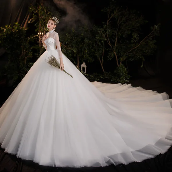 Vintage Weiß Durchsichtige Hochzeits Brautkleider / Hochzeitskleider 2020 Ballkleid Stehkragen Lange Ärmel Rückenfreies Perlenstickerei Perle Kathedrale Schleppe Rüschen