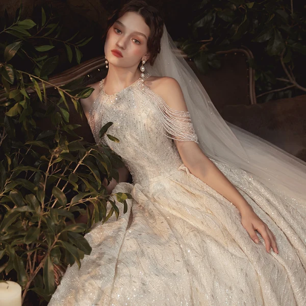 Luxe Champagne La Mariée Robe De Mariée 2020 Robe Boule Encolure Dégagée Sans Manches Dos Nu Perlage Paillettes Glitter Tulle Cathedral Train Volants
