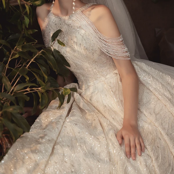 Luxe Champagne La Mariée Robe De Mariée 2020 Robe Boule Encolure Dégagée Sans Manches Dos Nu Perlage Paillettes Glitter Tulle Cathedral Train Volants