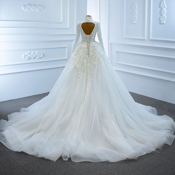 Luxe Blanche La Mariée Robe De Mariée 2020 Robe Boule Transparentes Col v profond Manches Longues Dos Nu Appliques En Dentelle Perlage Perle Chapel Train Volants