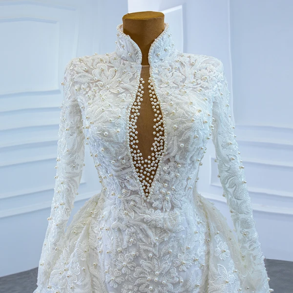 Luxe Blanche La Mariée Robe De Mariée 2020 Robe Boule Transparentes Col v profond Manches Longues Dos Nu Appliques En Dentelle Perlage Perle Chapel Train Volants