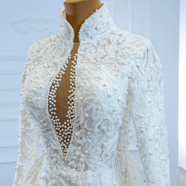 Luxe Blanche La Mariée Robe De Mariée 2020 Robe Boule Transparentes Col v profond Manches Longues Dos Nu Appliques En Dentelle Perlage Perle Chapel Train Volants