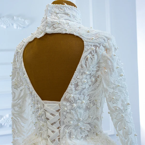 Luxe Blanche La Mariée Robe De Mariée 2020 Robe Boule Transparentes Col v profond Manches Longues Dos Nu Appliques En Dentelle Perlage Perle Chapel Train Volants