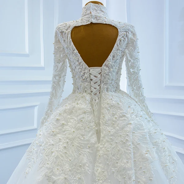 Luxe Blanche La Mariée Robe De Mariée 2020 Robe Boule Transparentes Col v profond Manches Longues Dos Nu Appliques En Dentelle Perlage Perle Chapel Train Volants