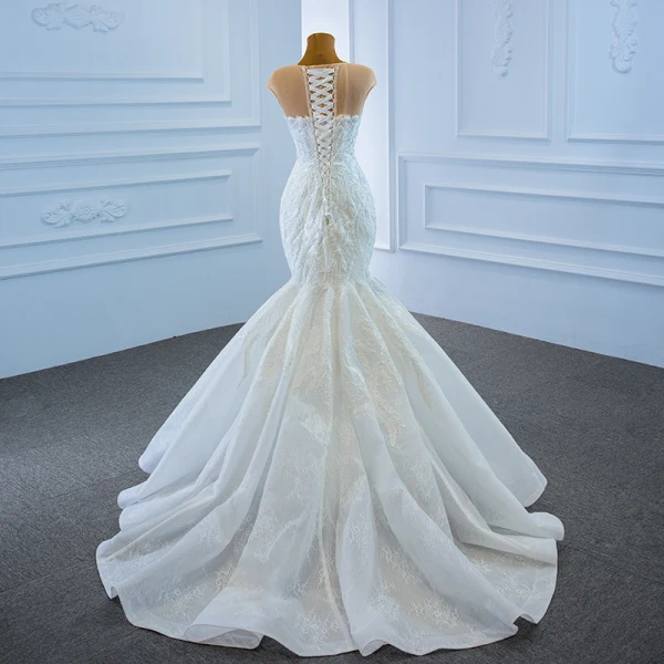 Luxus / Herrlich Weiß Hochzeits Brautkleider / Hochzeitskleider 2020 Meerjungfrau Durchsichtige Tiefer V-Ausschnitt Ärmellos Rückenfreies 3D Spitze Perlenstickerei Sweep / Pinsel Zug Rüschen