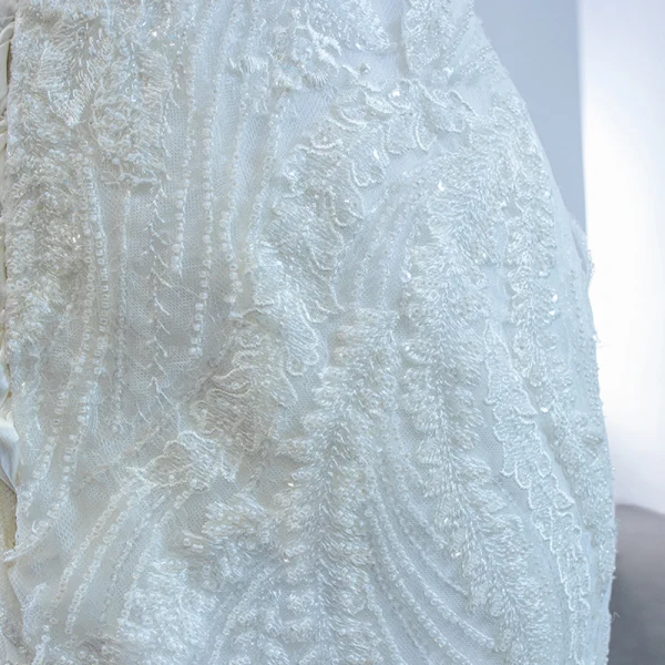 Luxus / Herrlich Weiß Hochzeits Brautkleider / Hochzeitskleider 2020 Meerjungfrau Durchsichtige Tiefer V-Ausschnitt Ärmellos Rückenfreies 3D Spitze Perlenstickerei Sweep / Pinsel Zug Rüschen
