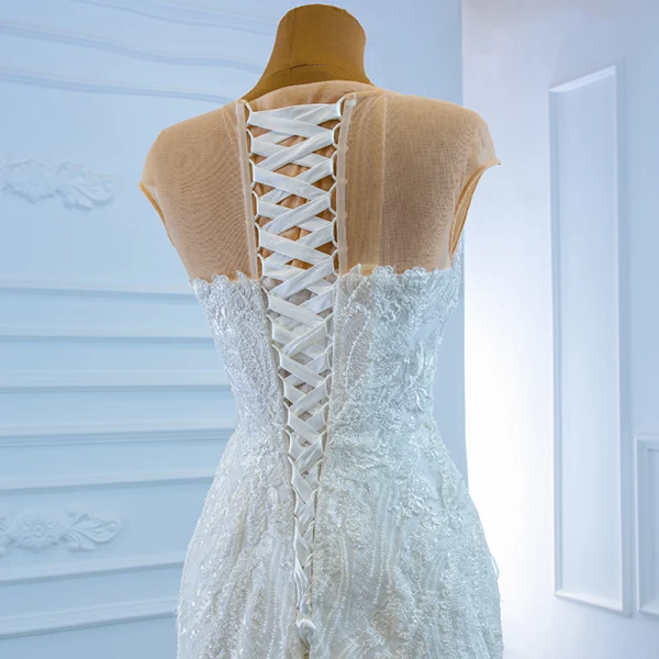Luxus / Herrlich Weiß Hochzeits Brautkleider / Hochzeitskleider 2020 Meerjungfrau Durchsichtige Tiefer V-Ausschnitt Ärmellos Rückenfreies 3D Spitze Perlenstickerei Sweep / Pinsel Zug Rüschen