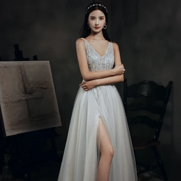 Elegante Grau Tanzen Ballkleider 2020 A Linie V Ausschnitt Ärmellos Perlenstickerei Pailletten Gespaltete Front Sweep Pinsel Zug Rüschen Rückenfreies Festliche Kleider