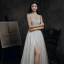 Eleganckie Szary Taniec Sukienki Na Bal 2020 Princessa V-Szyja Bez Rękawów Frezowanie Cekiny Podział Przodu Trenem Sweep Wzburzyć Bez Pleców Sukienki Wizytowe