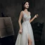 Eleganckie Szary Taniec Sukienki Na Bal 2020 Princessa V-Szyja Bez Rękawów Frezowanie Cekiny Podział Przodu Trenem Sweep Wzburzyć Bez Pleców Sukienki Wizytowe