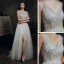 Eleganckie Szary Taniec Sukienki Na Bal 2020 Princessa V-Szyja Bez Rękawów Frezowanie Cekiny Podział Przodu Trenem Sweep Wzburzyć Bez Pleców Sukienki Wizytowe