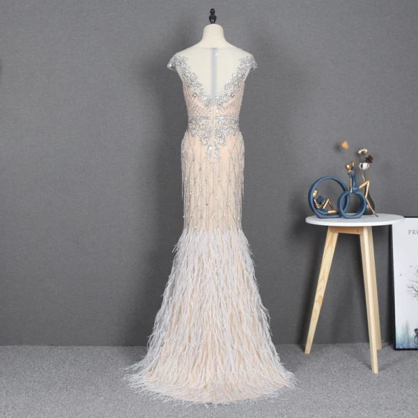 Illusion Champagne Transparentes Tapis rouge Robe De Soirée 2020 Trompette / Sirène Encolure Dégagée Sans Manches Perlage Faux Diamant Plumes Train De Balayage Volants Robe De Ceremonie