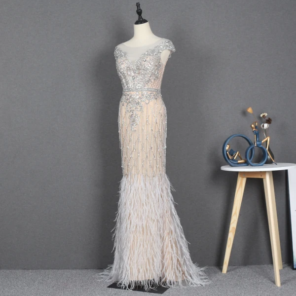 Illusion Champagne Transparentes Tapis rouge Robe De Soirée 2020 Trompette / Sirène Encolure Dégagée Sans Manches Perlage Faux Diamant Plumes Train De Balayage Volants Robe De Ceremonie