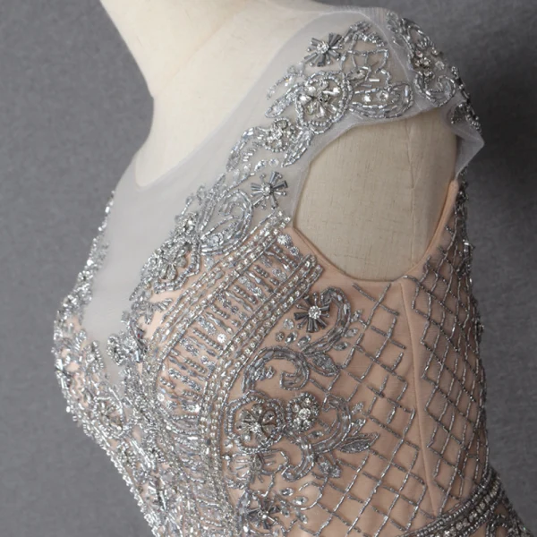 Illusion Champagne Transparentes Tapis rouge Robe De Soirée 2020 Trompette / Sirène Encolure Dégagée Sans Manches Perlage Faux Diamant Plumes Train De Balayage Volants Robe De Ceremonie