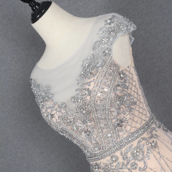 Illusion Champagne Transparentes Tapis rouge Robe De Soirée 2020 Trompette / Sirène Encolure Dégagée Sans Manches Perlage Faux Diamant Plumes Train De Balayage Volants Robe De Ceremonie