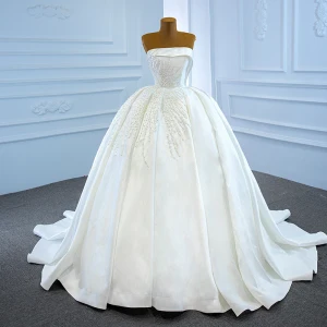 Luksus Hvit Satin Bryllups Brudekjoler 2020 Ballkjole Strapless Uten Ermer Ryggløse Håndlaget Beading Perle Chapel Train Buste
