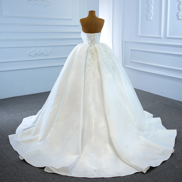 Luxe Blanche Satin La Mariée Robe De Mariée 2020 Robe Boule Bustier Sans Manches Dos Nu Fait main Perlage Perle Chapel Train Volants