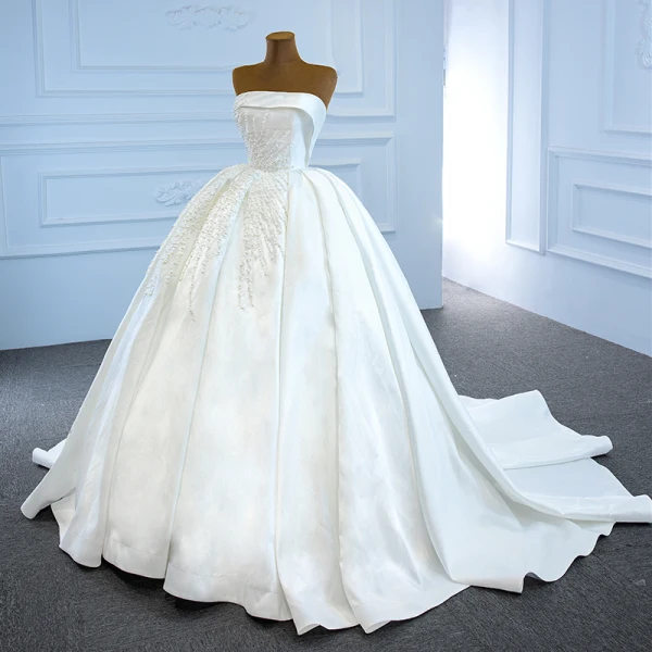 Luxe Blanche Satin La Mariée Robe De Mariée 2020 Robe Boule Bustier Sans Manches Dos Nu Fait main Perlage Perle Chapel Train Volants