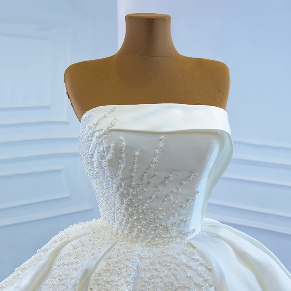 Luxe Blanche Satin La Mariée Robe De Mariée 2020 Robe Boule Bustier Sans Manches Dos Nu Fait main Perlage Perle Chapel Train Volants